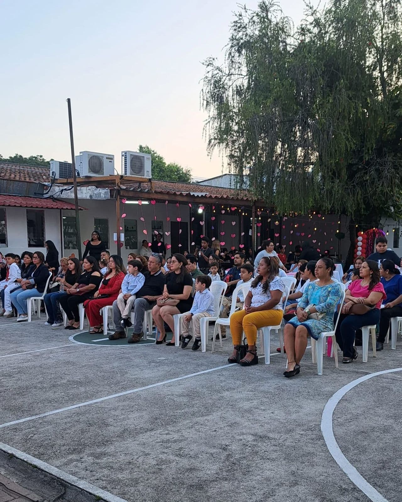 Ceremonia escolar con padres y comunidad
