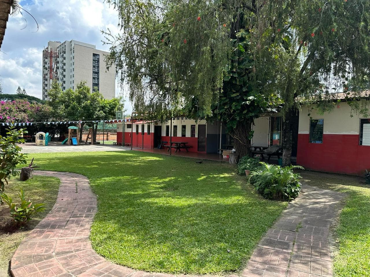 Jardín y terrenos de Escuela Nikola Tesla