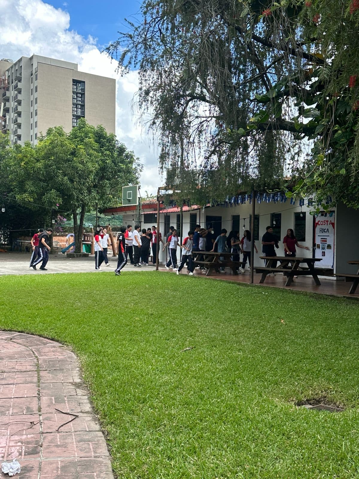 Estudiantes en instalaciones
